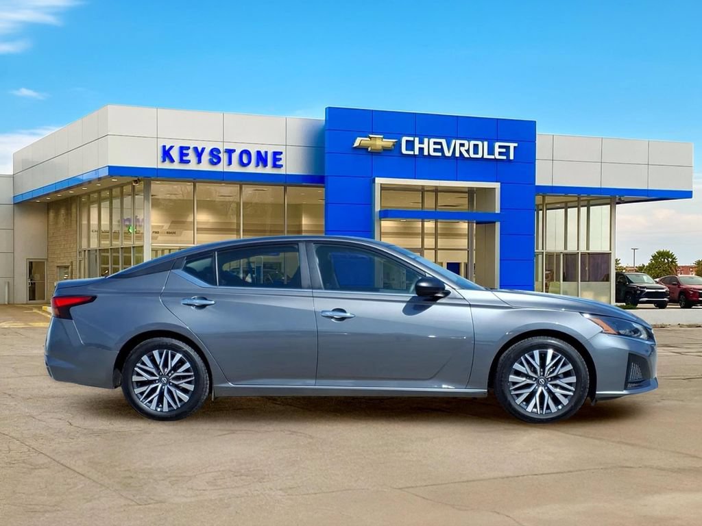 Used 2025 Nissan Altima 2.5 SV FWD image 8