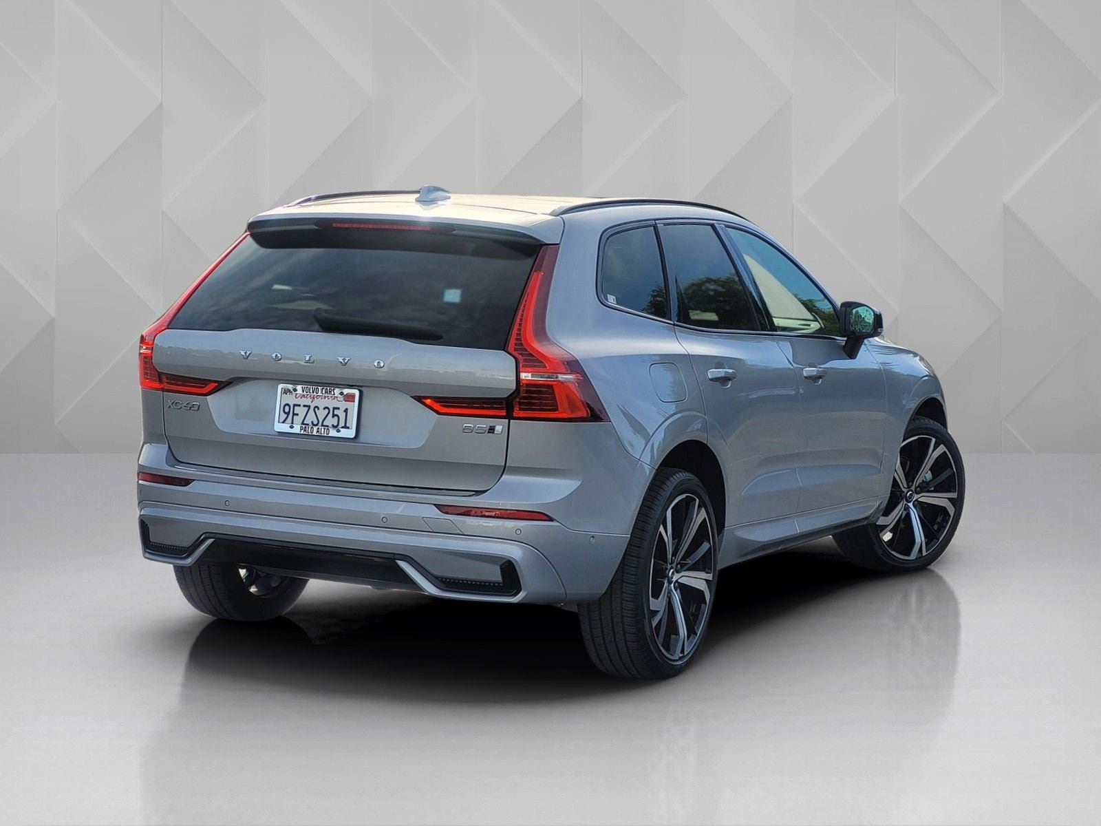 Certified 2023 Volvo XC60 B5 Ultimate AWD/4WD image 6
