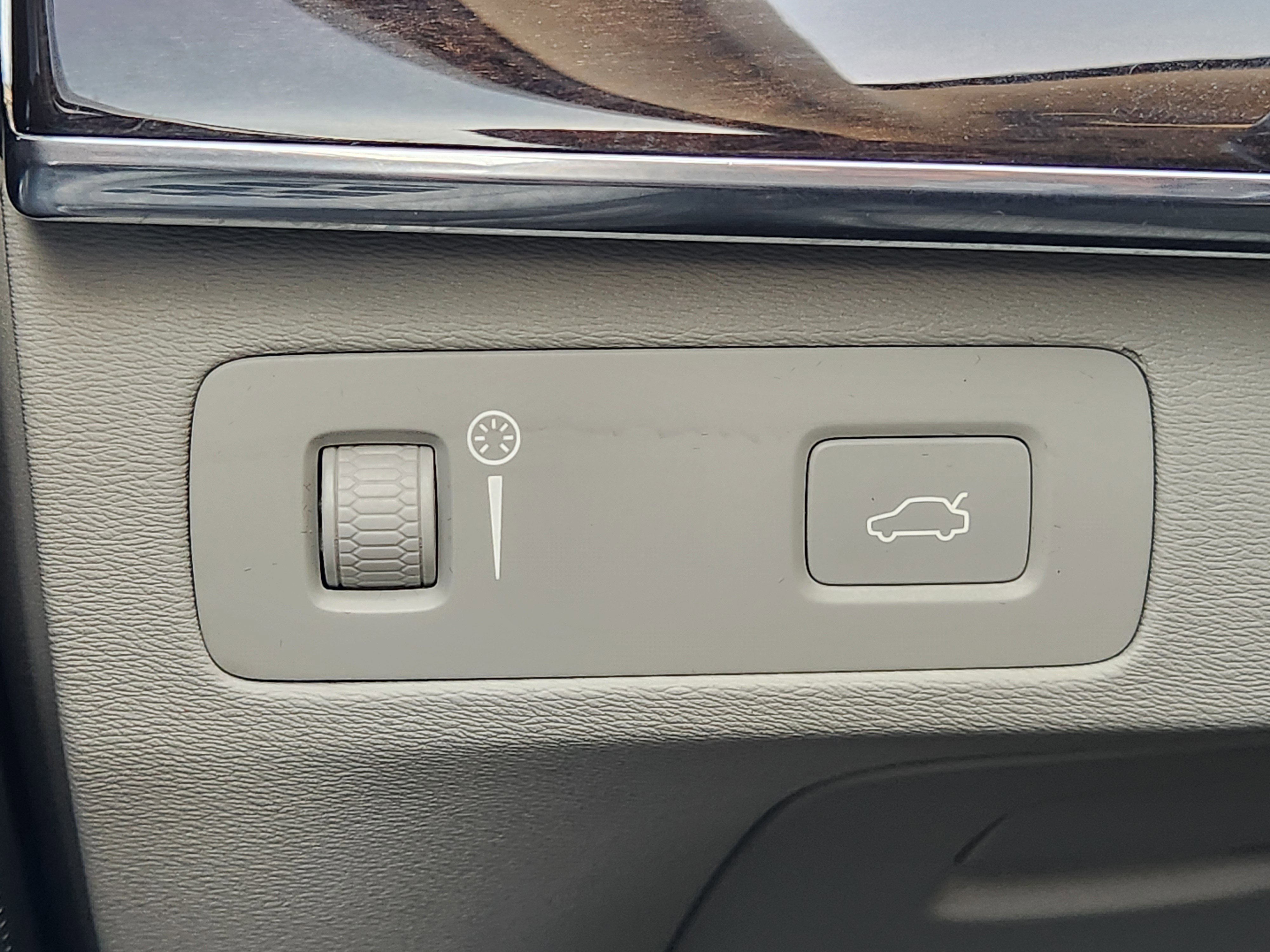 Used 2017 Volvo XC90 T6 Momentum w/ Vision Package image 24