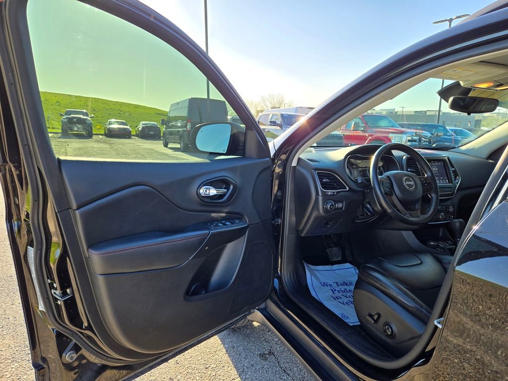 Used 2020 Jeep Cherokee Trailhawk w/ Cold Weather Group AWD/4WD image 13