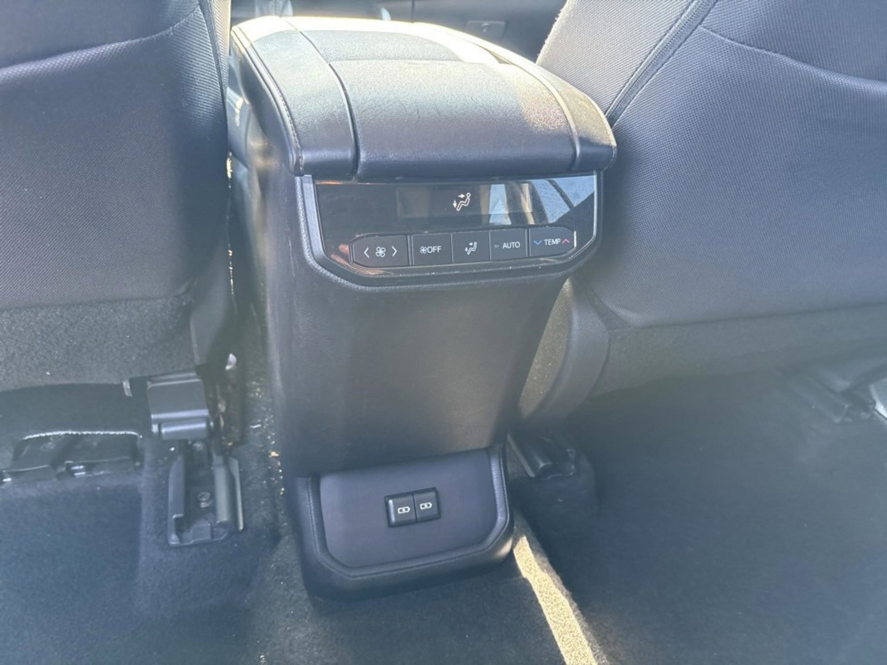 Used 2024 Toyota Highlander LE image 28