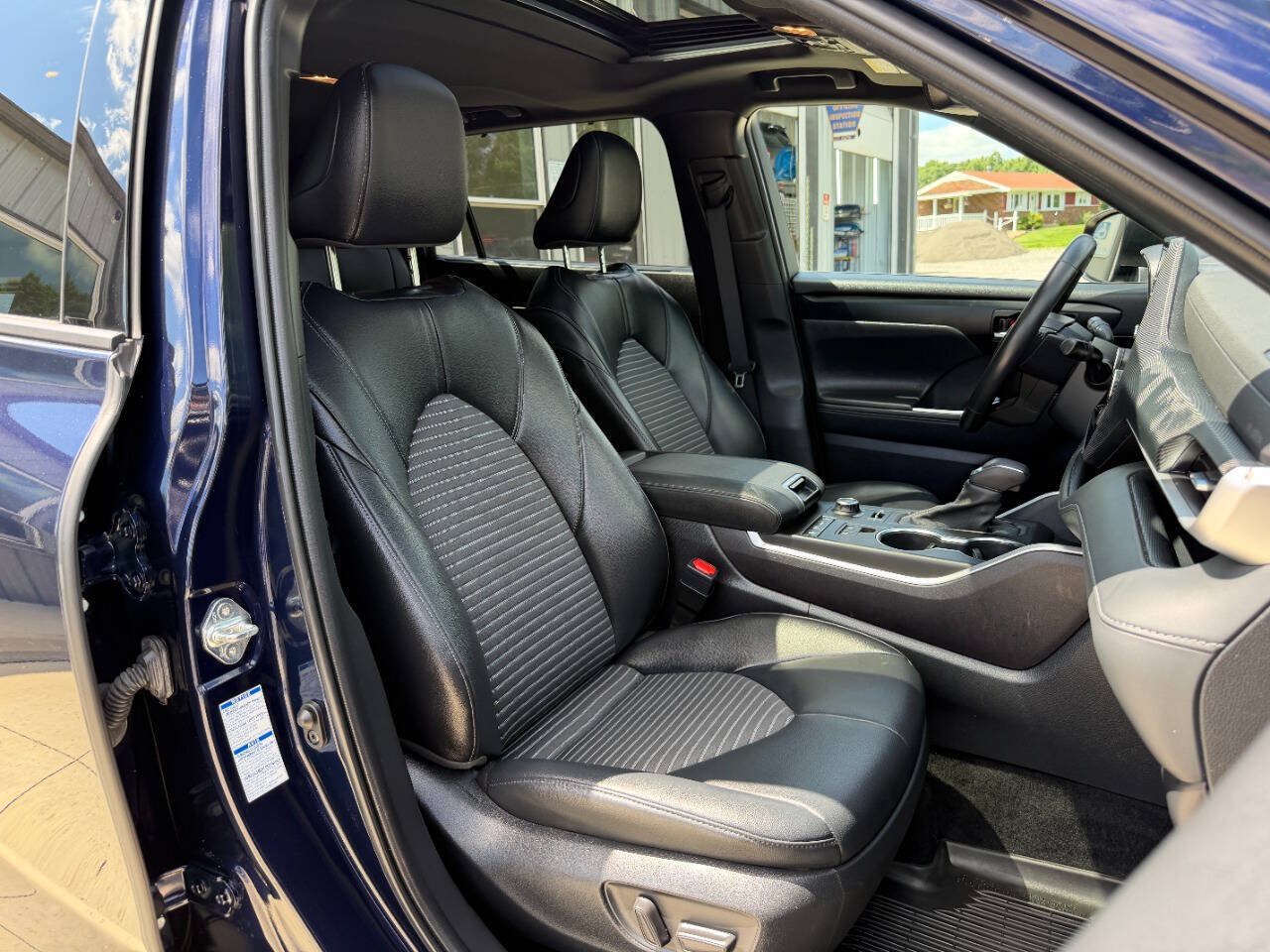 Used 2022 Toyota Highlander XSE AWD/4WD image 15