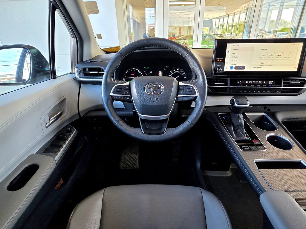 Used 2025 Toyota Sienna XLE FWD image 12