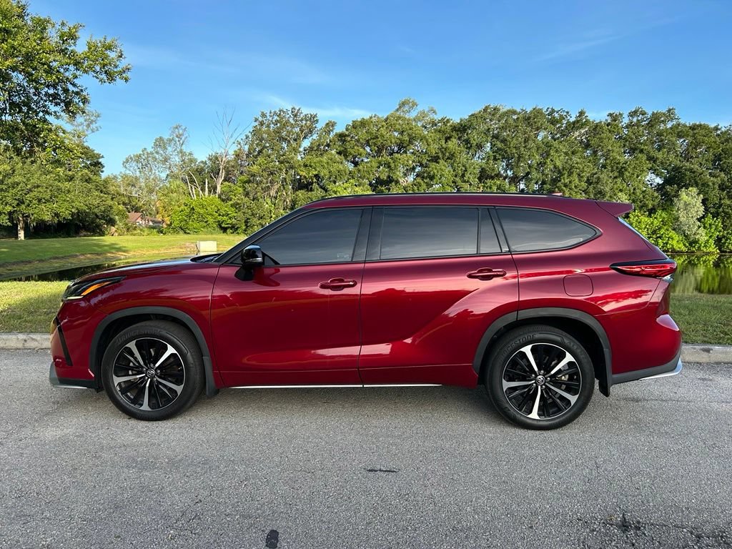 Used 2022 Toyota Highlander XSE FWD image 3