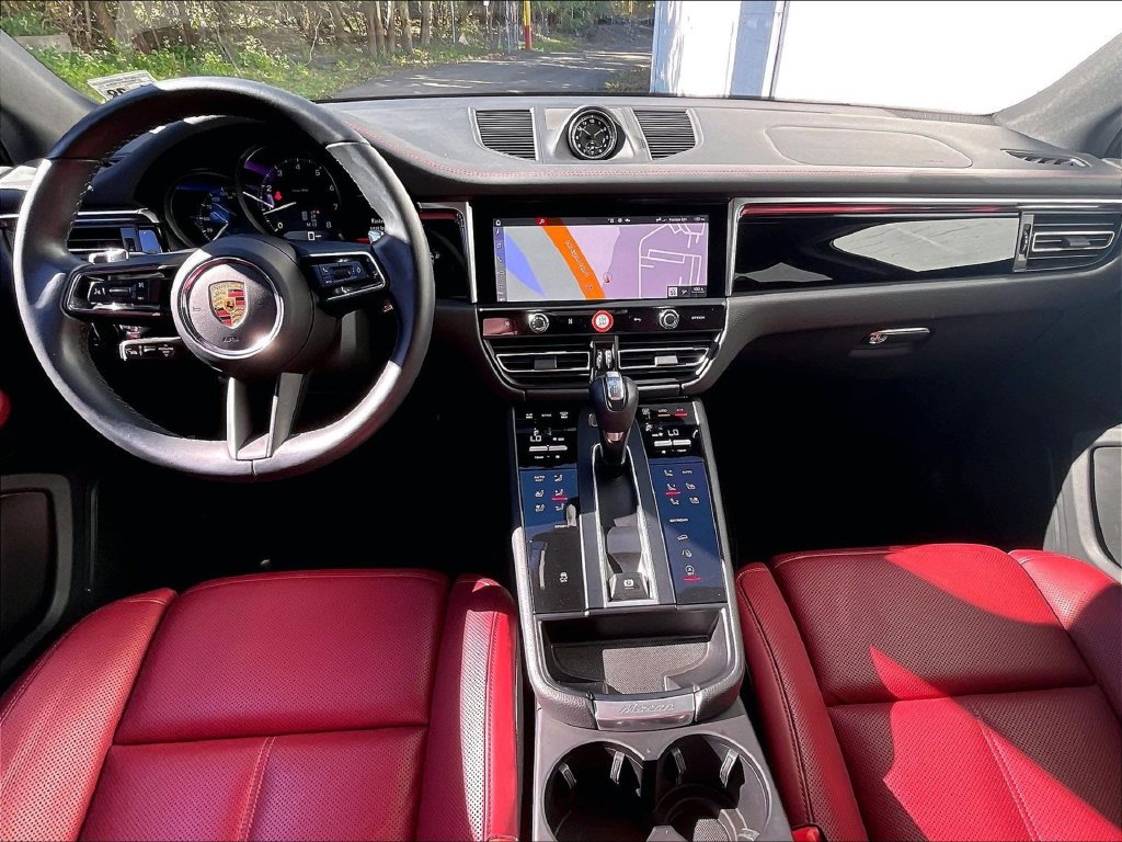 Certified 2023 Porsche Macan AWD/4WD image 18
