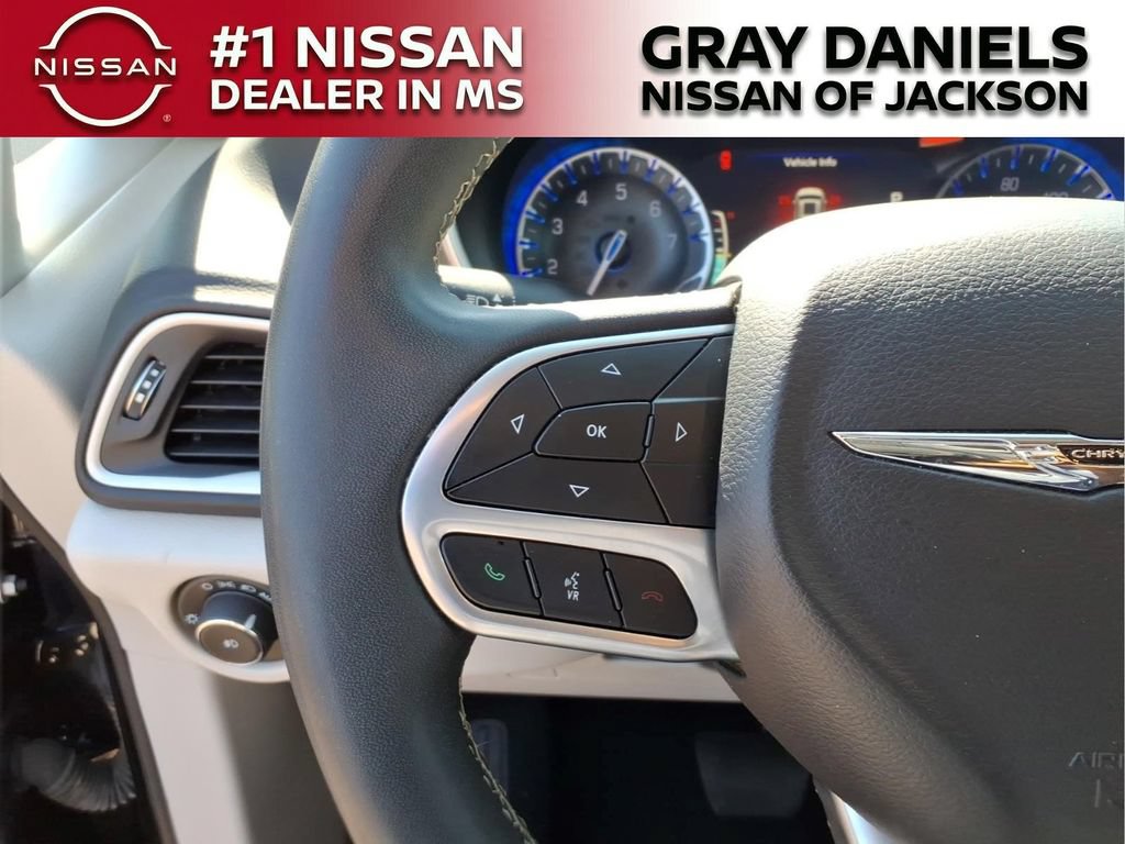 Used 2024 Chrysler Pacifica Touring-L FWD image 14