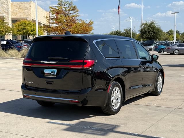 Used 2024 Chrysler Pacifica Touring-L FWD image 2