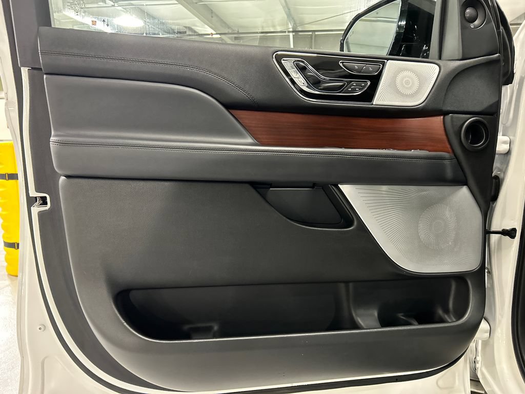 Certified 2024 Lincoln Navigator L Reserve AWD/4WD image 9