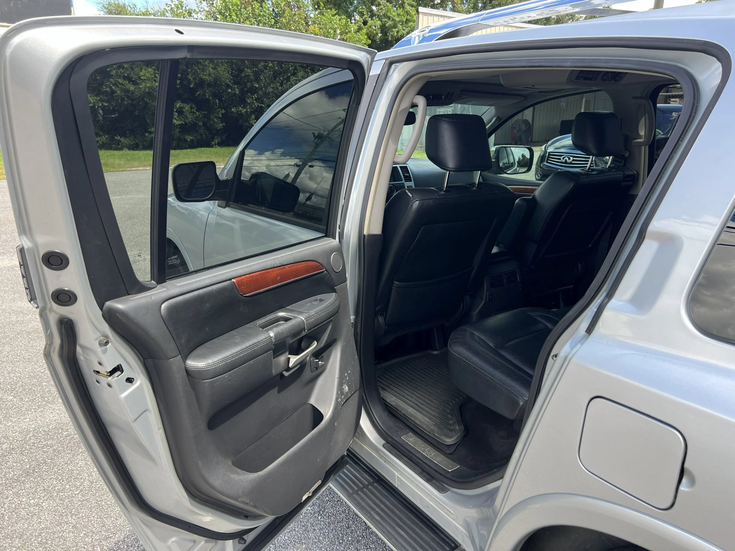 Used 2010 INFINITI QX56 4WD w/ Technology Pkg image 12