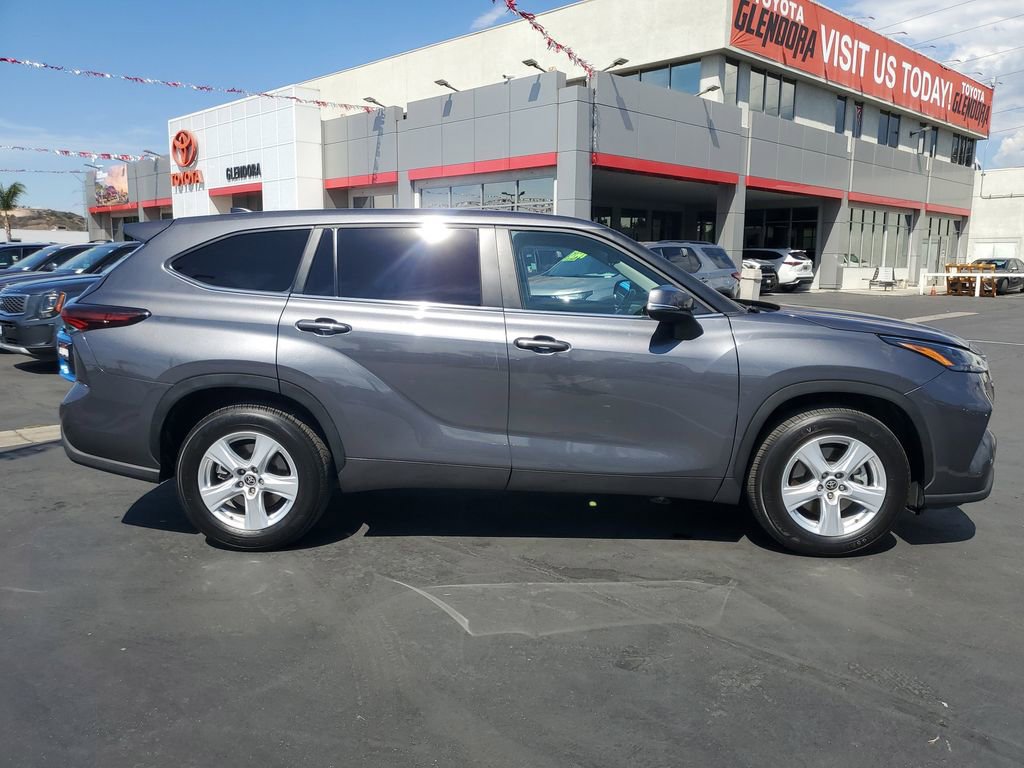 Used 2024 Toyota Highlander LE video 2