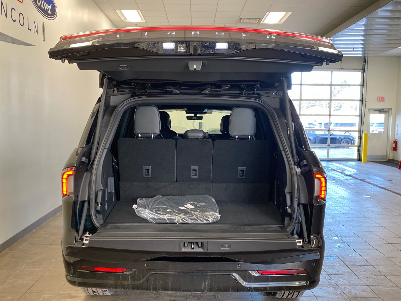 New 2026 Lincoln Navigator Reserve w/ Jet Appearance Package AWD/4WD image 9