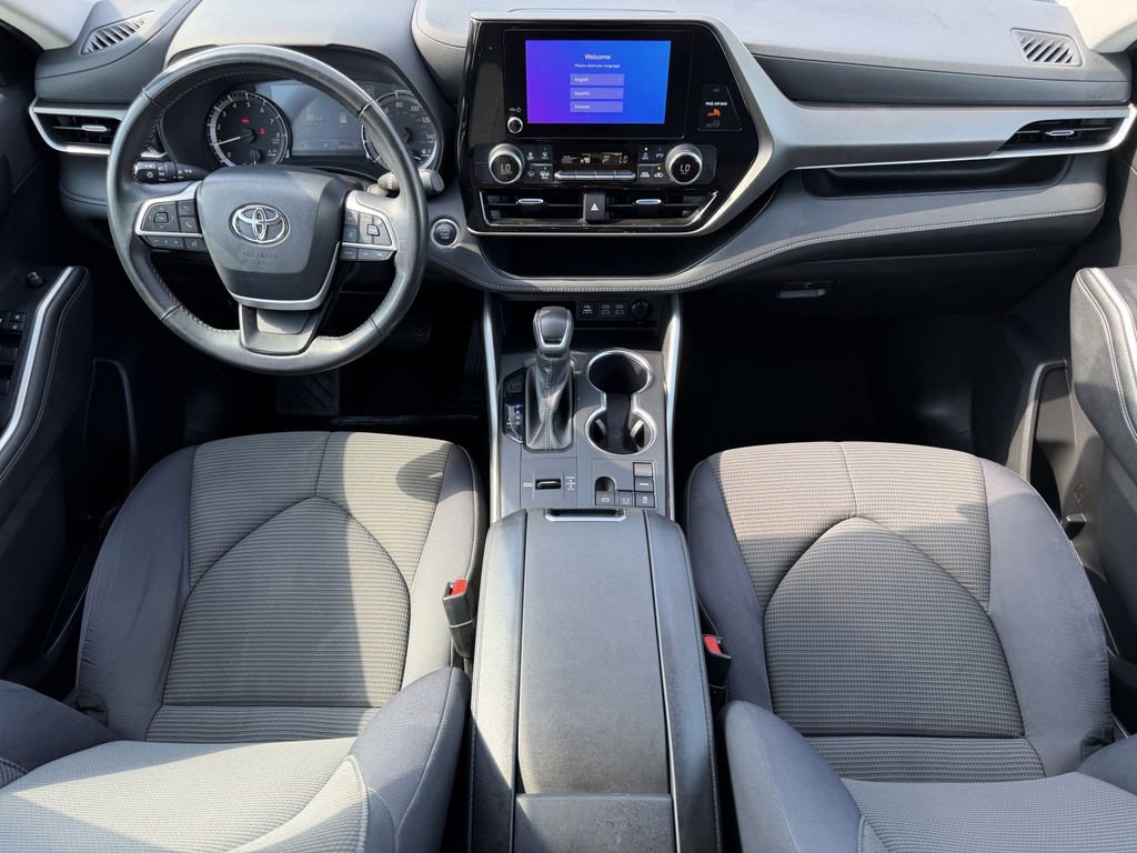 Used 2024 Toyota Highlander LE FWD image 13