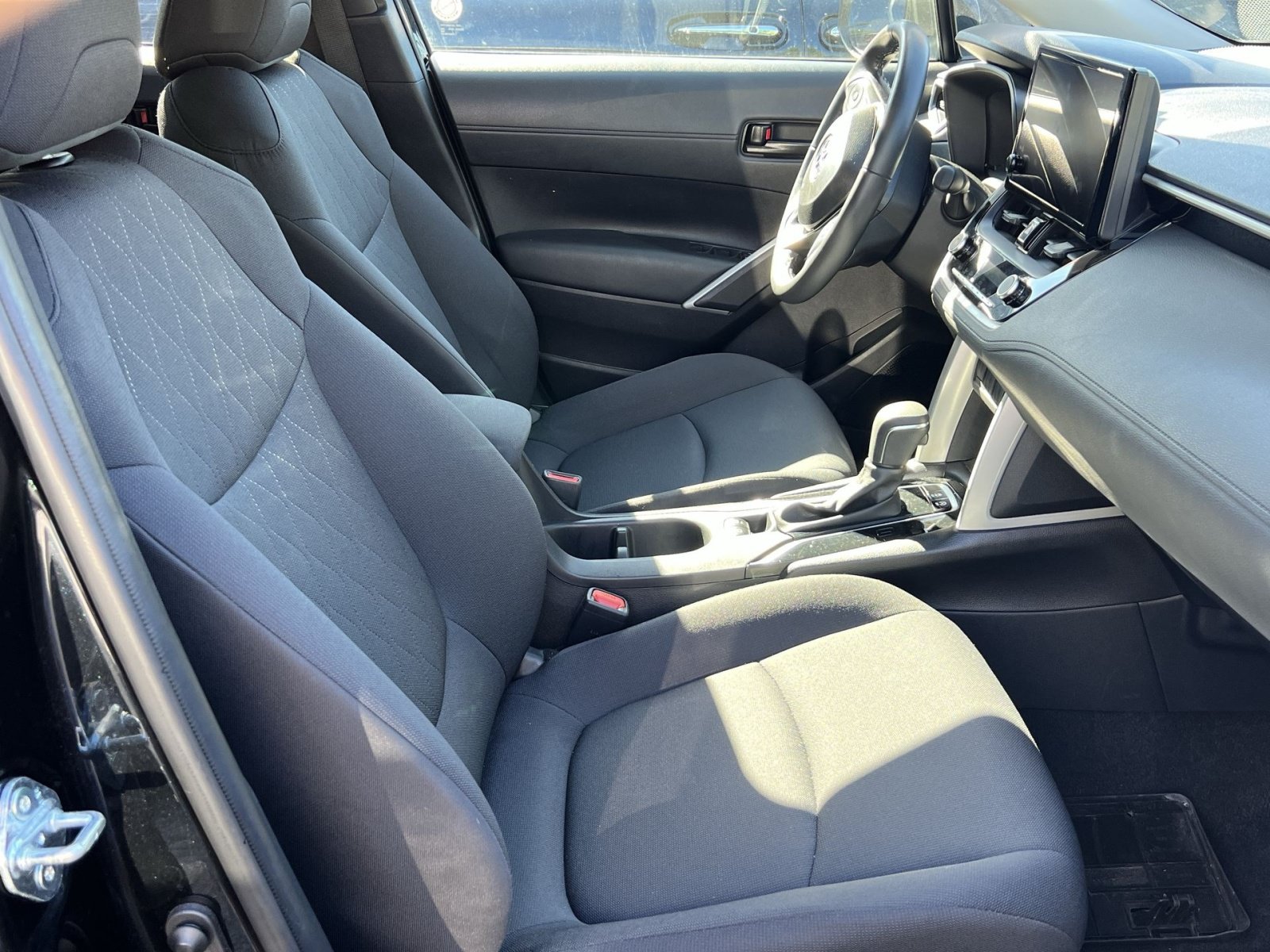 Used 2025 Toyota Corolla Cross LE FWD image 28