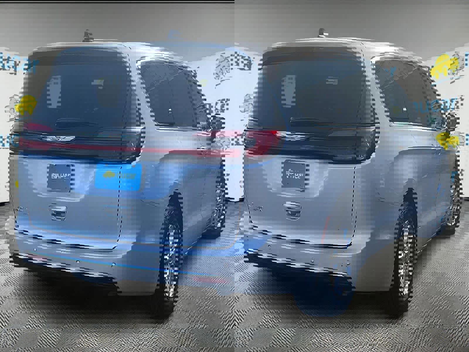 Used 2024 Chrysler Pacifica Touring-L image 6