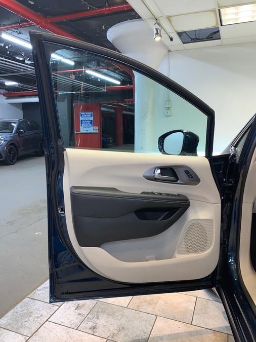 Used 2022 Chrysler Pacifica Touring-L w/ Uconnect Theater Family Group AWD/4WD image 15