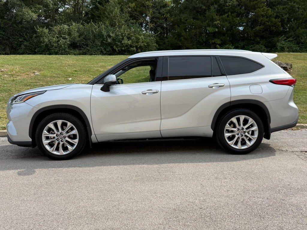 Used 2022 Toyota Highlander Limited AWD/4WD image 2