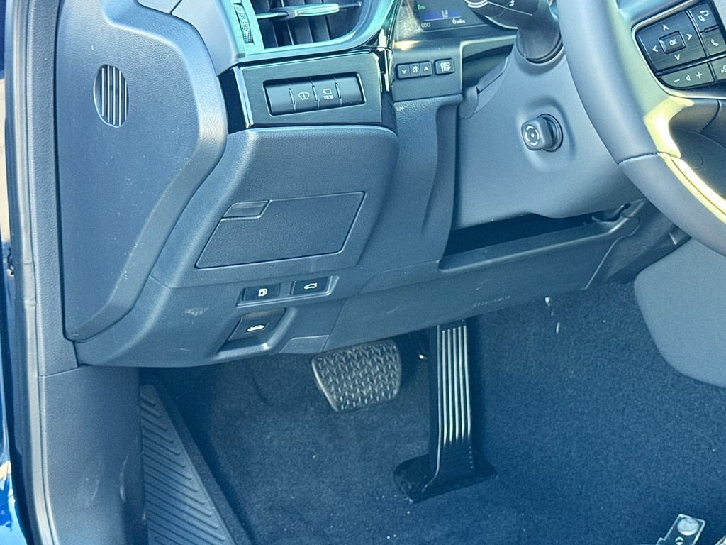 New 2025 Lexus ES 350 Ultra Luxury image 17