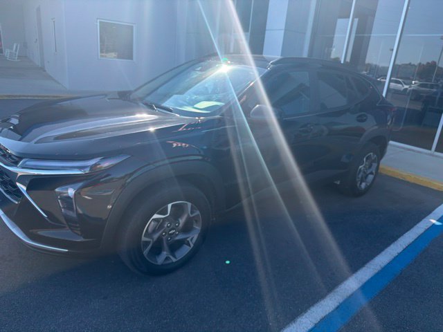 Used 2024 Chevrolet Trax LT w/ Driver Confidence Package FWD image 2
