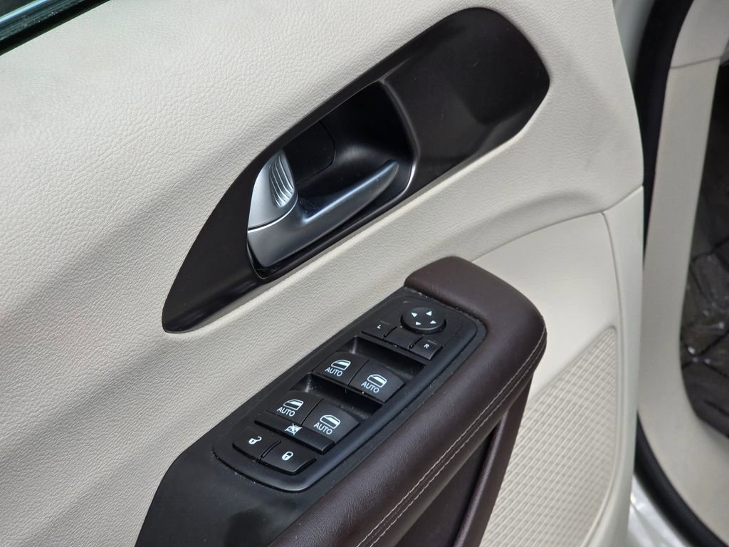 Used 2017 Chrysler Pacifica Touring-L Plus image 38