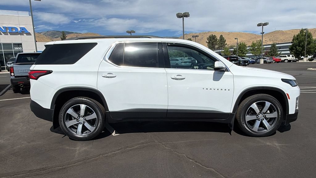 Used 2023 Chevrolet Traverse LT w/ LT Premium Package AWD/4WD image 2