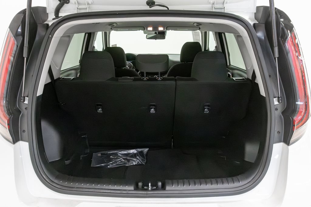 Used 2025 Kia Soul LX w/ LX Technology Package FWD image 28