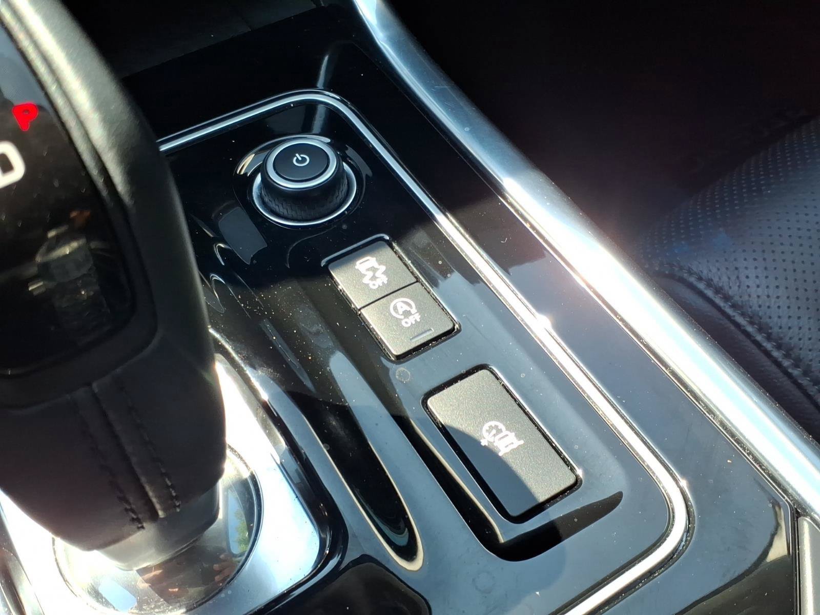Used 2020 Jaguar XE S RWD image 9