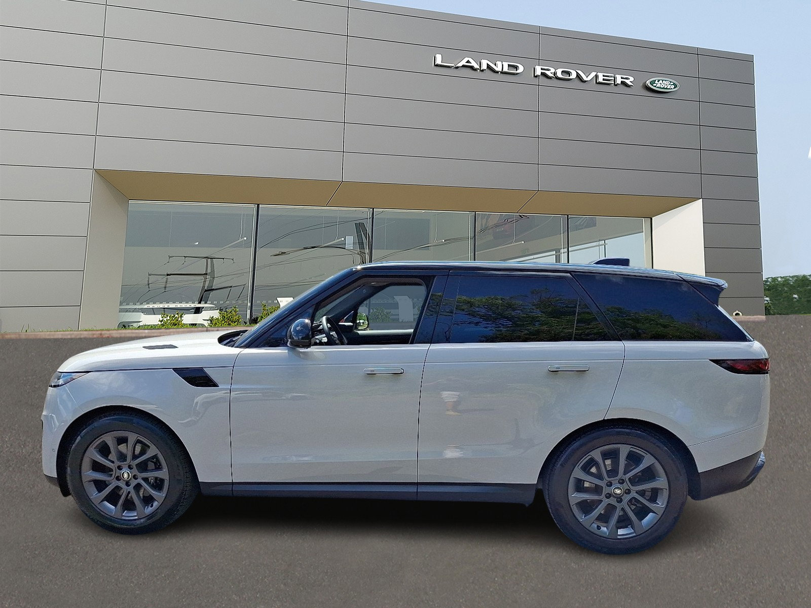 Used 2025 Land Rover Range Rover Sport SE image 6