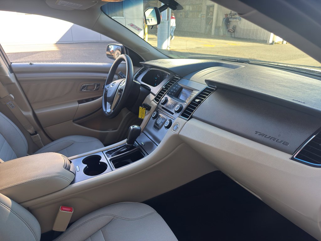 Used 2019 Ford Taurus SE image 16
