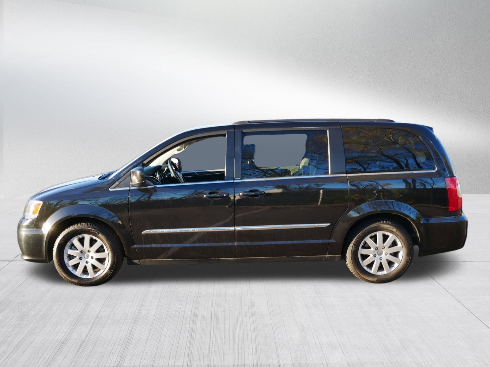 Used 2014 Chrysler Town & Country Touring image 4