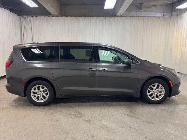 Used 2017 Chrysler Pacifica Touring image 3