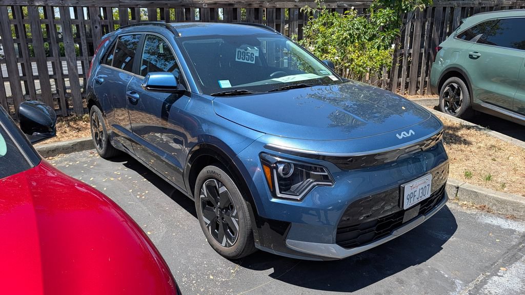 Used 2023 Kia Niro Wind w/ Wind Preserve Package FWD image 3