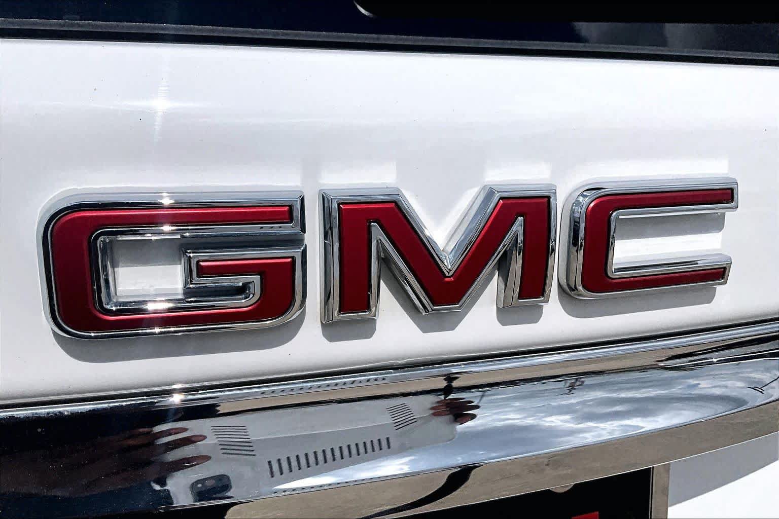 Used 2024 GMC Terrain SLE w/ Driver Convenience Package FWD image 31
