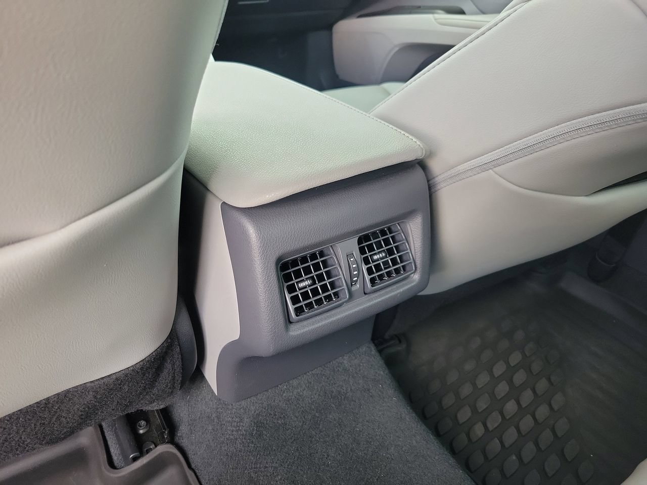 Used 2023 Toyota Camry XLE FWD image 11