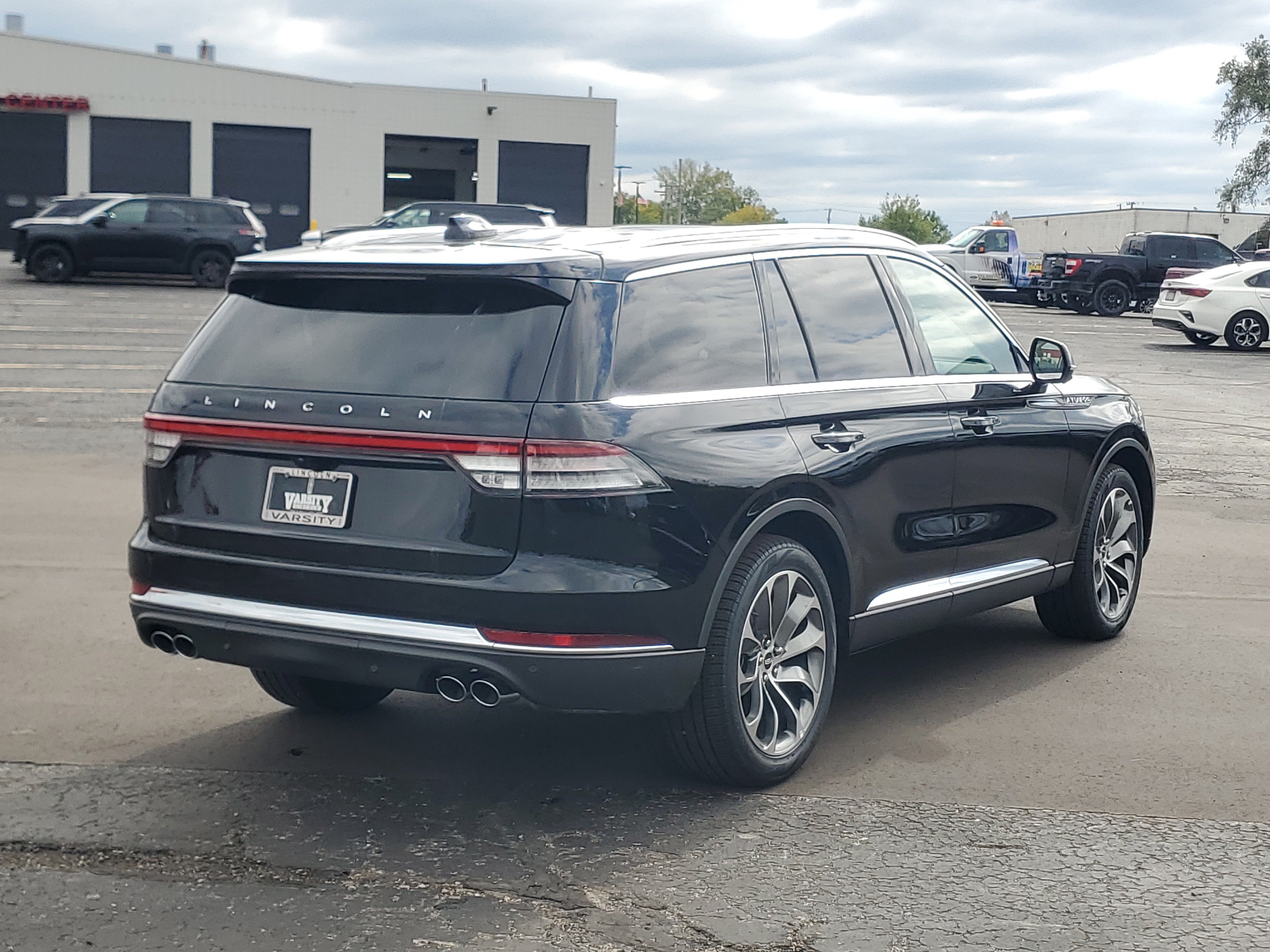 New 2027 Lincoln Aviator AWD image 4