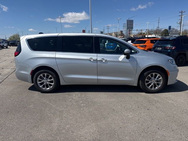 Used 2023 Chrysler Pacifica Touring-L image 2