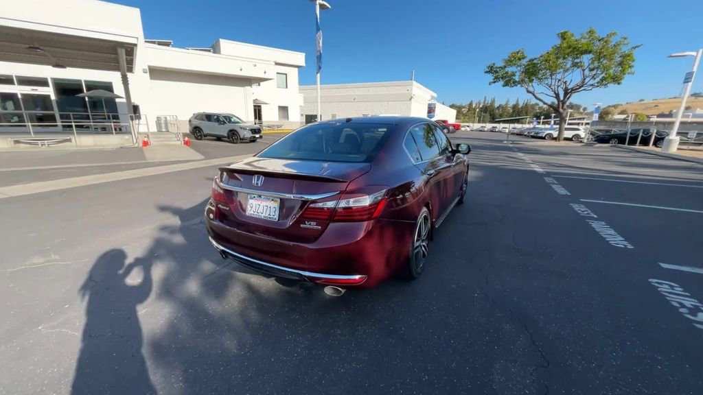 Used 2017 Honda Accord Touring image 8