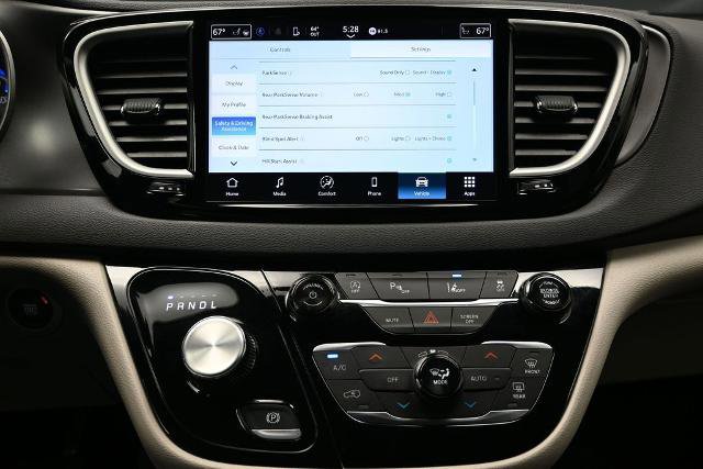 Used 2024 Chrysler Pacifica Touring-L FWD image 34