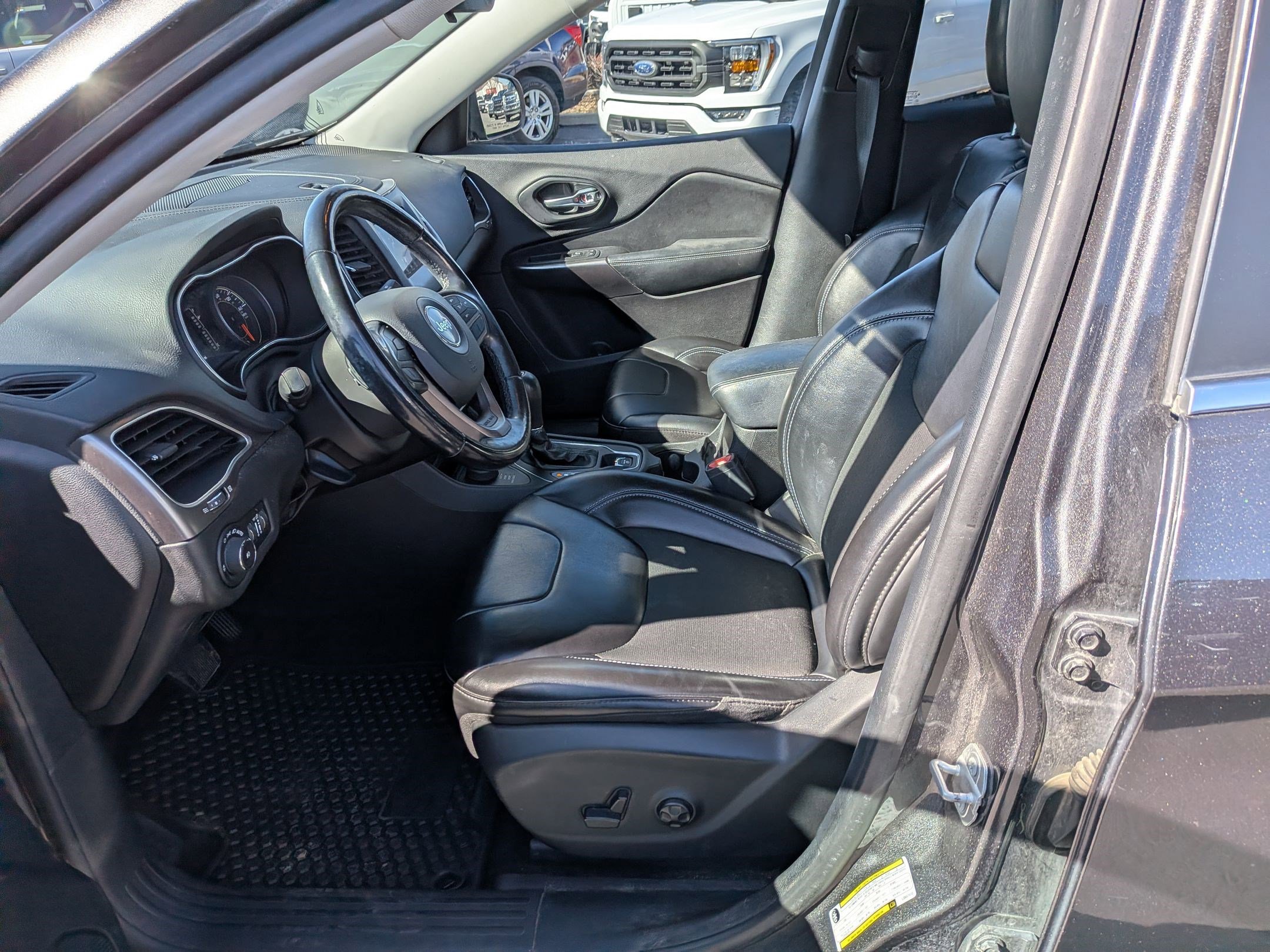 Used 2020 Jeep Cherokee Latitude Plus w/ Cold Weather Group image 17