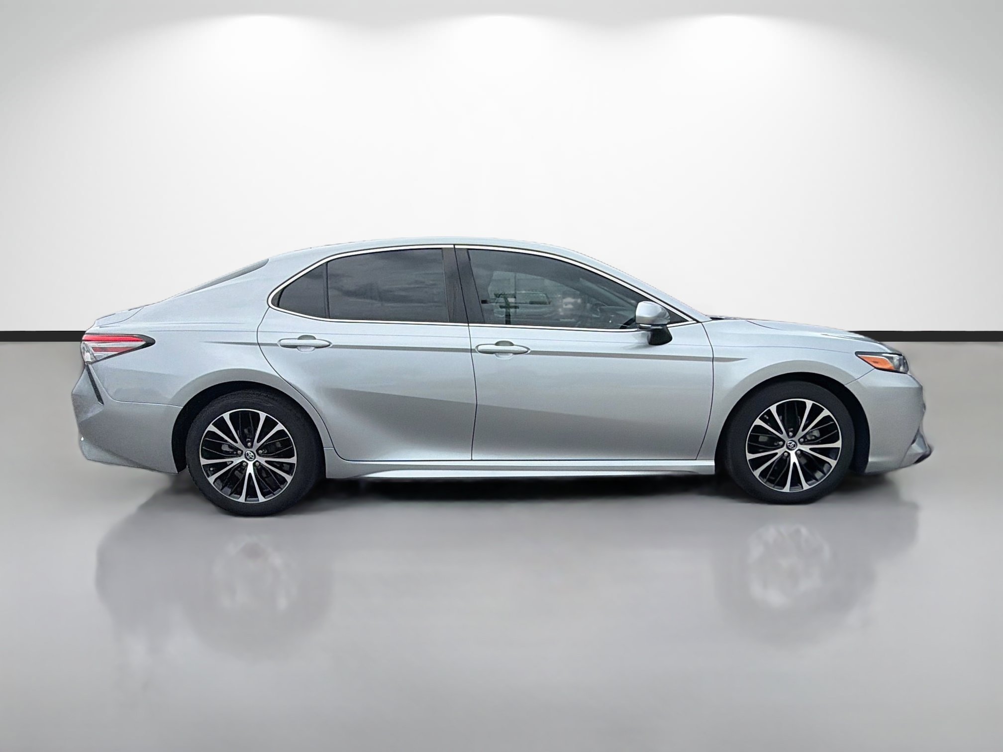 Used 2019 Toyota Camry SE w/ Convenience Package FWD image 2