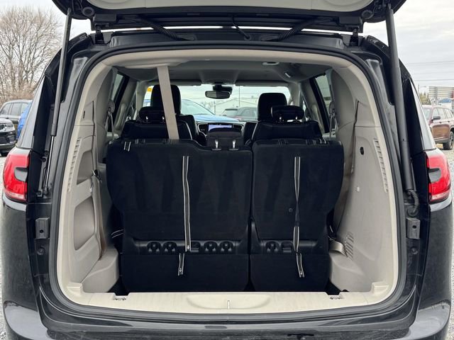 Used 2023 Chrysler Pacifica Touring-L image 20