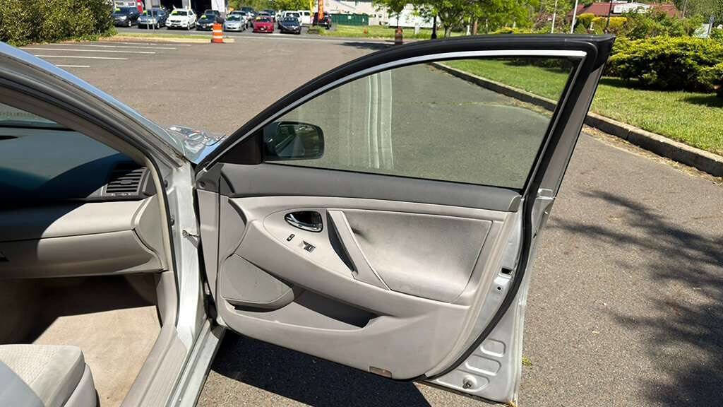 Used 2011 Toyota Camry LE FWD image 27