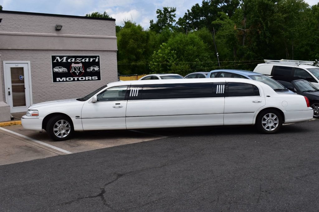 Used 2007 Lincoln Town Car Executive RWD image 3
