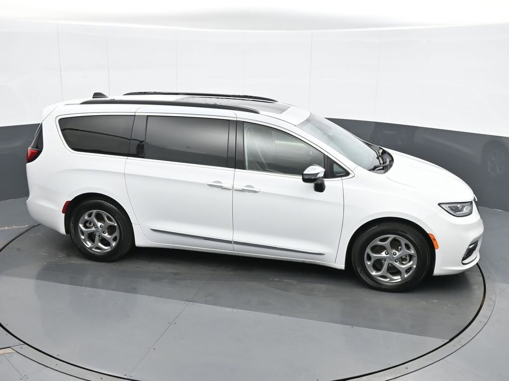 Used 2023 Chrysler Pacifica Limited FWD image 23