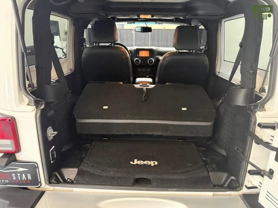 Used 2015 Jeep Wrangler Sahara w/ Connectivity Group AWD/4WD image 9