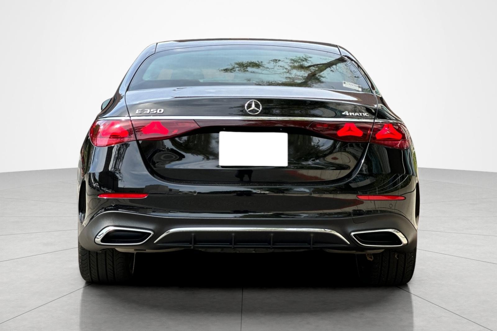 Used 2024 Mercedes-Benz E 350 4MATIC Sedan image 4