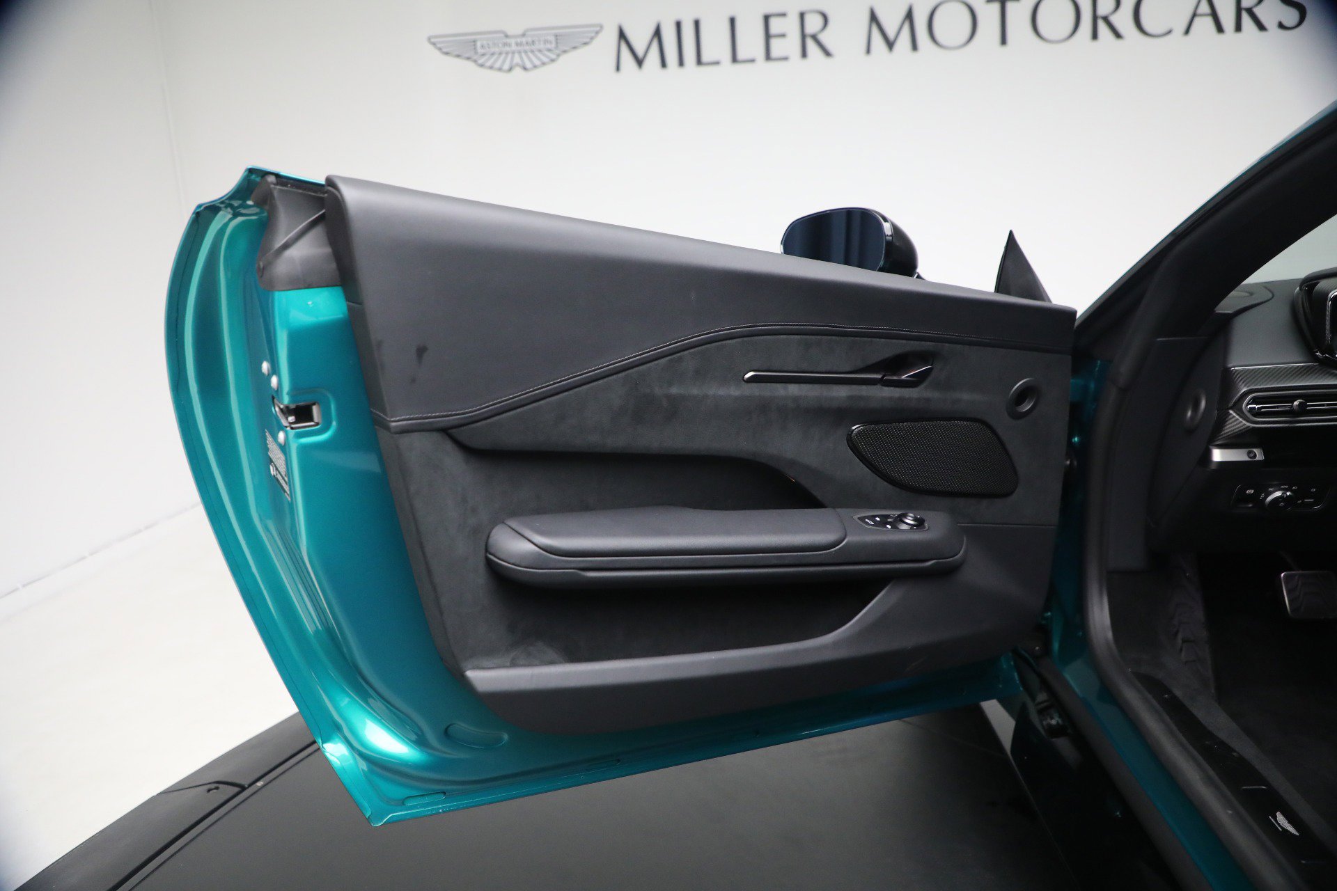 Used 2025 Aston Martin V8 Vantage Coupe image 23