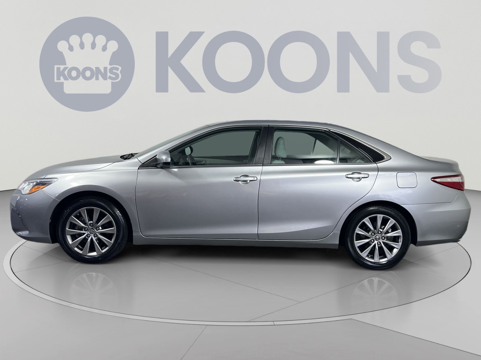 Used 2016 Toyota Camry XLE FWD image 2