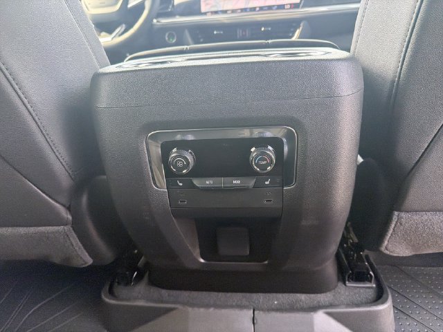 New 2026 Chevrolet Suburban LT w/ Advanced Technology Package AWD/4WD image 33