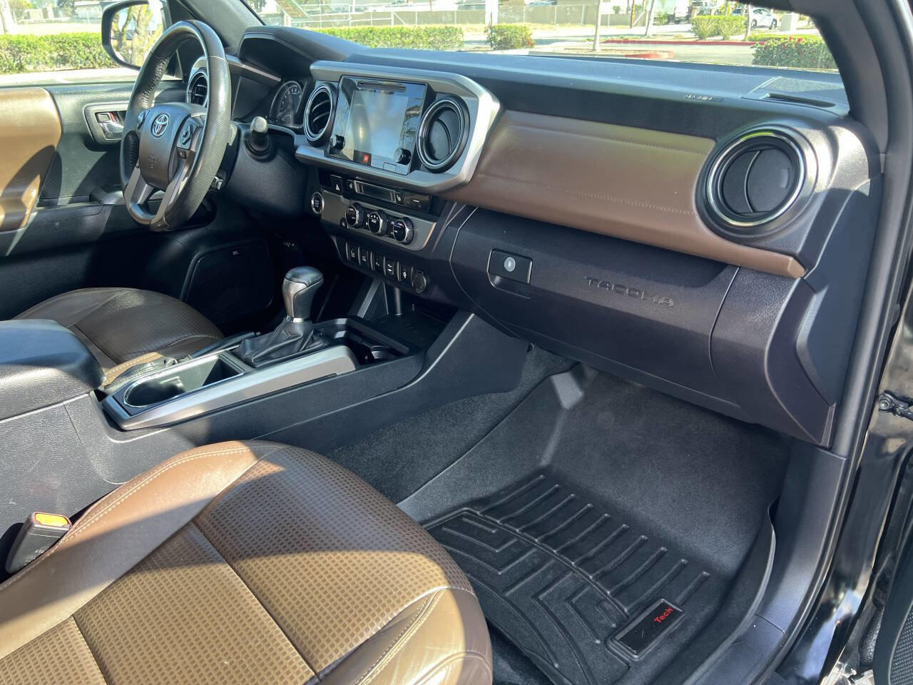 Used 2017 Toyota Tacoma Limited w/ Tow Package image 17