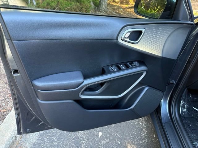 Used 2025 Kia Soul LX w/ LX Technology Package FWD image 15